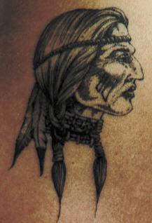 肩部灰色老印度女人纹身图案