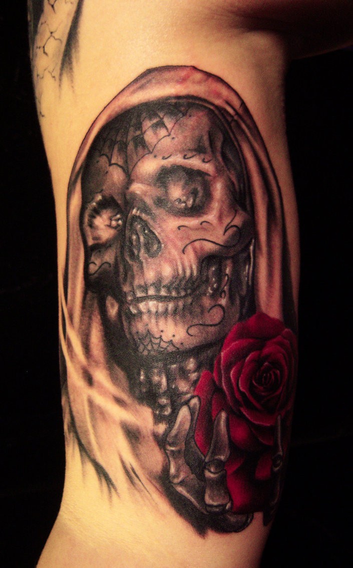 腰部彩色骷髅与玫瑰纹身图案