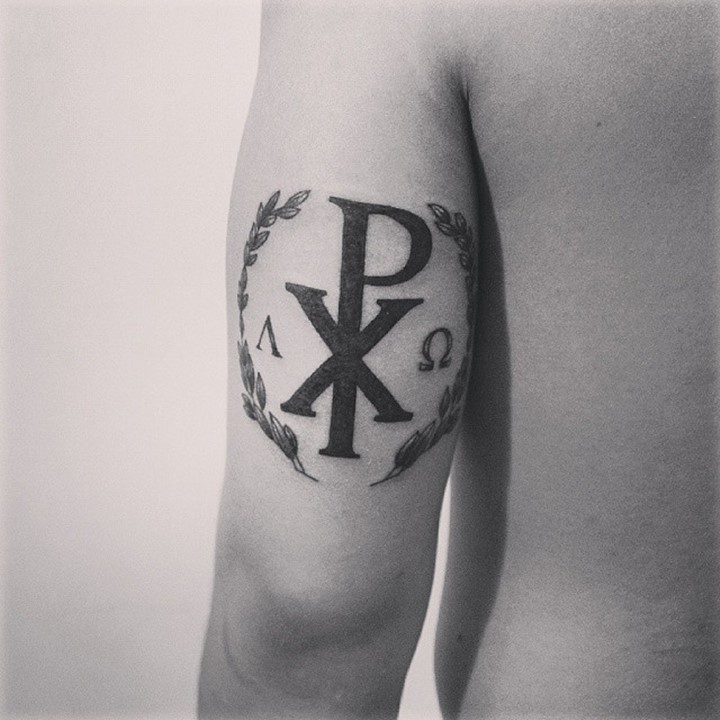 手臂黑色特殊的宗教符号纹身图案
