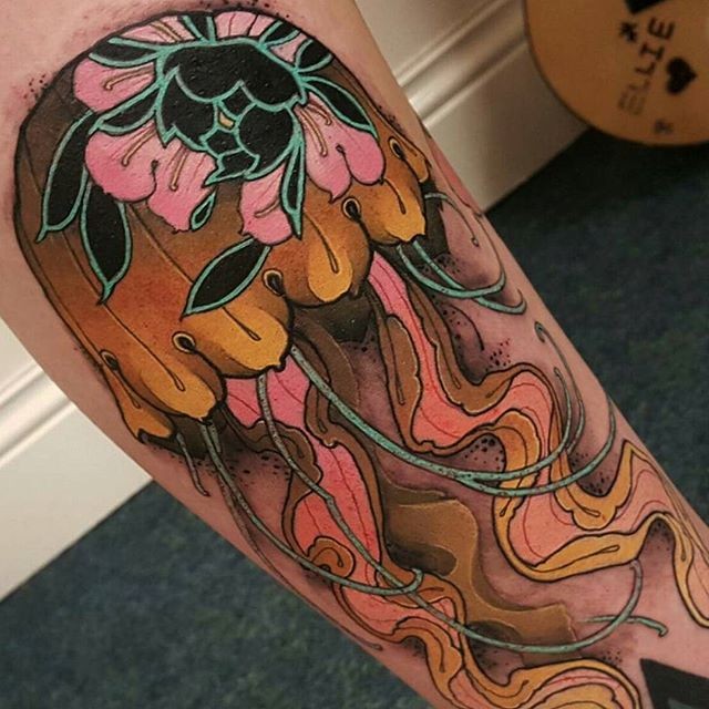 腿部彩色水母与花纹身图案