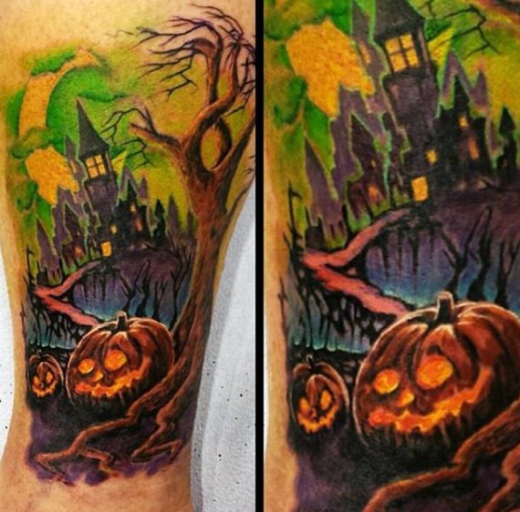 腿部彩色恐怖的房子和南瓜纹身图案