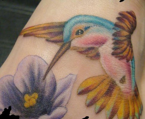 脚部彩色可爱的小蜂鸟与花朵纹身