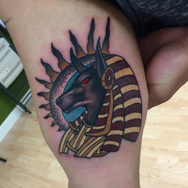 手臂彩色埃及阿努比斯神的纹身图片