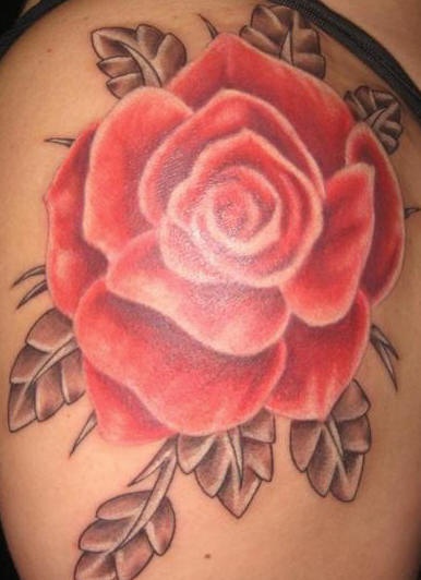 肩部彩色的红玫瑰花纹身图案