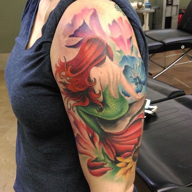 女性肩部彩色美人鱼纹身图案