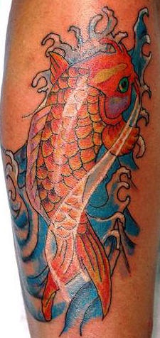 手臂彩色锦鲤纹身图案