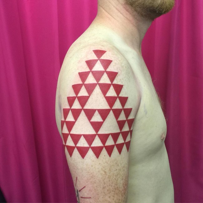肩部独特的红色标志纹身图片