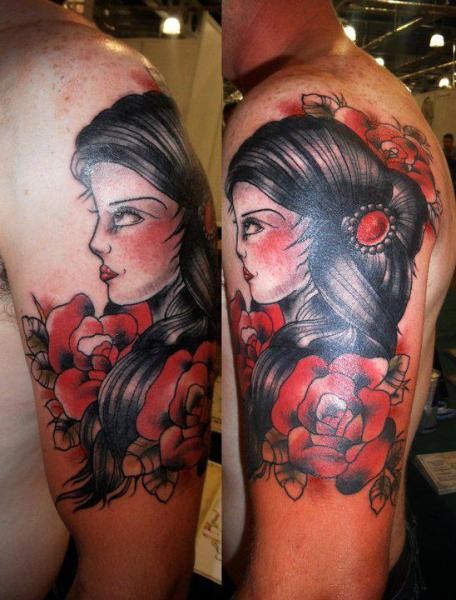 肩部彩色old school妇女与玫瑰纹身