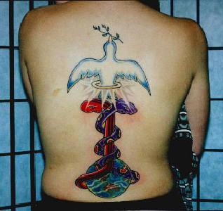 背部彩色鸽子与蛇宗教纹身图案