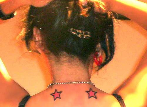 肩部两个红色的星星纹身图案