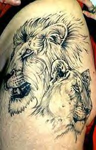腿部黑色狮子头和幼崽纹身图片