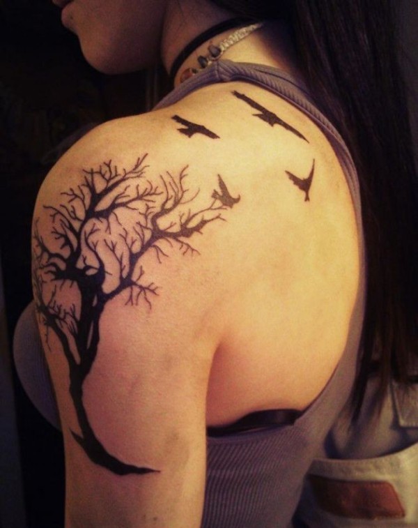 女性肩部黑色死树和鸟纹身图案