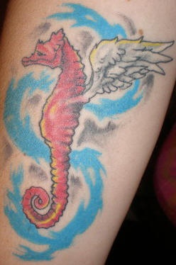 腿部彩色带翅膀的海马纹身