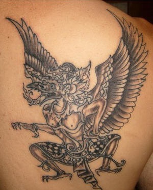 肩部黑灰印度教神纹身图案