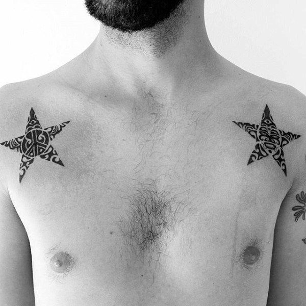 肩部黑色波利尼西亚风格五角星纹身图案