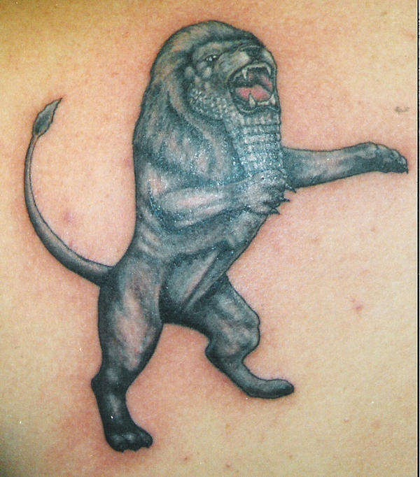 背部巴比伦的石狮子纹身图案