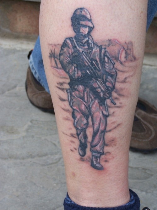 腿部棕色有枪的士兵纹身图案
