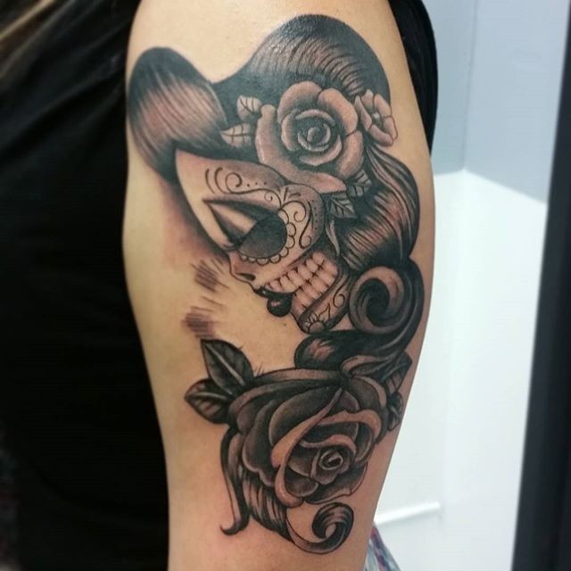 手臂黑棕色墨西哥妇女与玫瑰纹身
