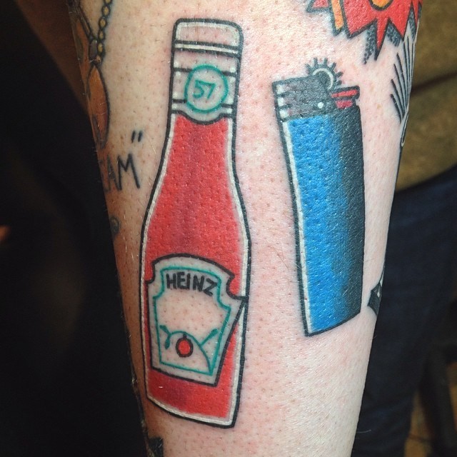 腿部彩色简单的番茄酱瓶与打火机纹身