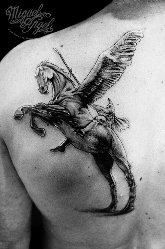肩部黑灰飞马与战士纹身图案