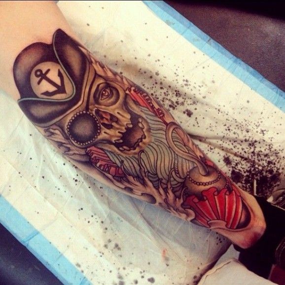 手臂彩色骷髅海盗纹身图案