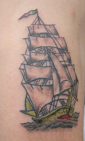 肩部彩色帆船纹身图案