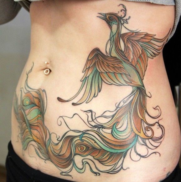 女性腹部彩色凤凰纹身图案