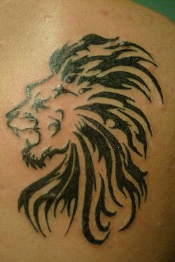 肩部黑色部落狮子头纹身图案