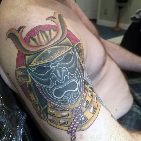 男性肩部彩色武士头盔纹身图案