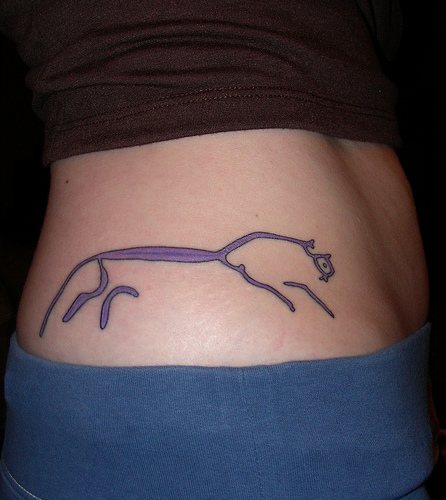 腰部彩色简约的马纹身图案