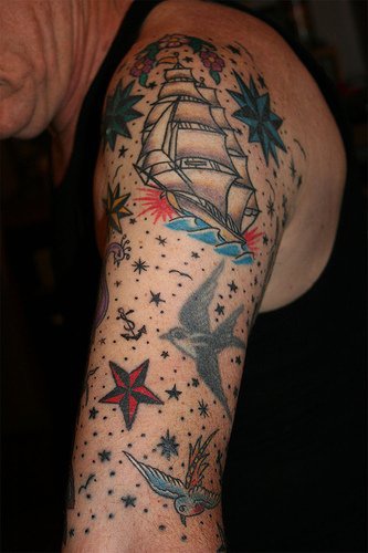 肩部彩色五角星帆船纹身图片