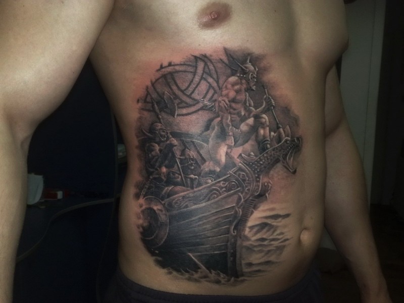 男性腹部维京勇士船纹身图案