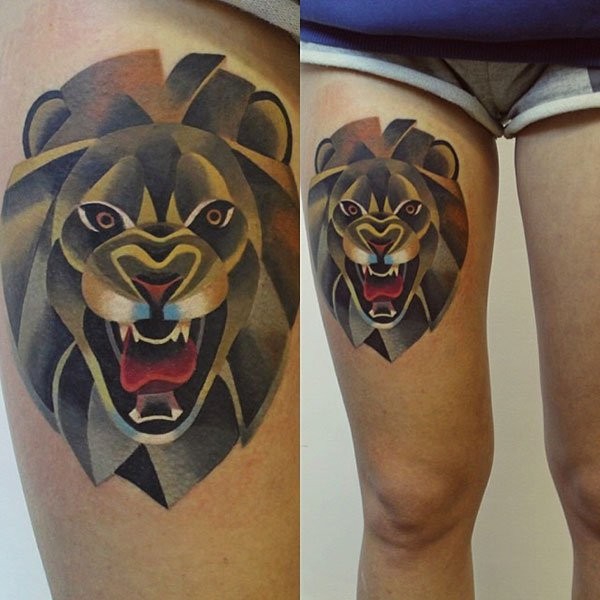 女性腿部彩色咆哮狮子纹身图案