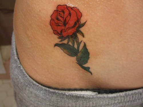 腰部彩色漂亮的玫瑰花纹身图案