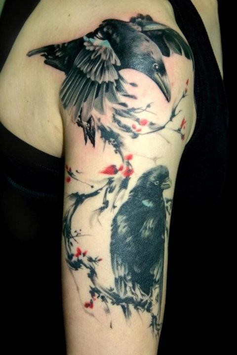 肩部彩色黑乌鸦和盛开的树纹身图案