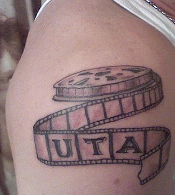肩膀上的UTA黑白电影胶片纹身图案