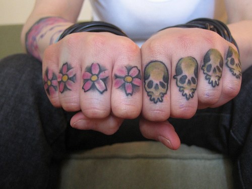 手指彩色漂亮的樱花和骷髅纹身图片