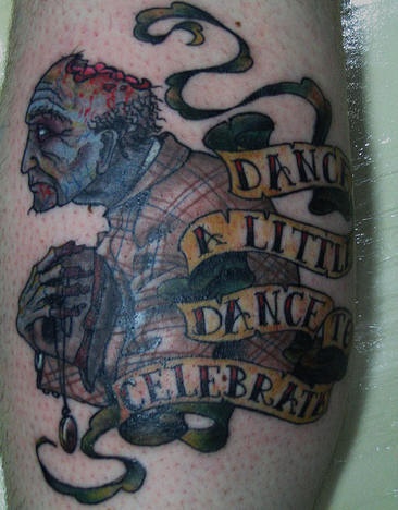 腿部彩色僵尸男人与英文纹身图案