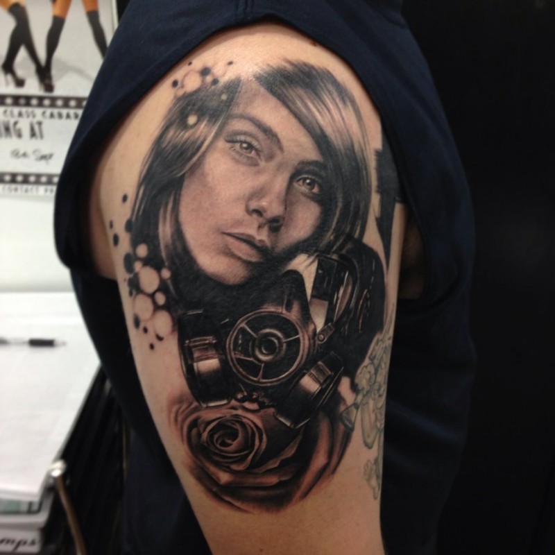 现实主义风格的黑灰女人肖像纹身图案