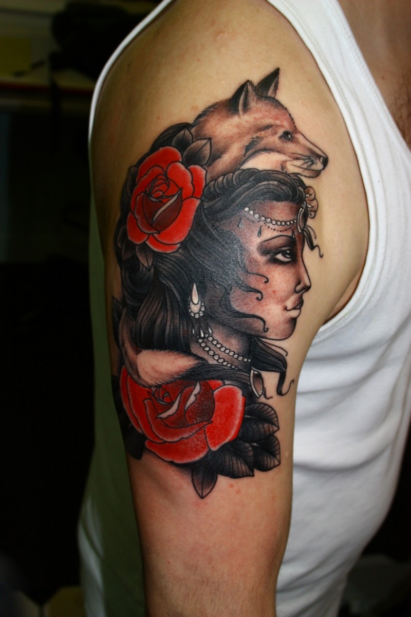 新风格的彩色肩部吉普赛女人花纹身图案