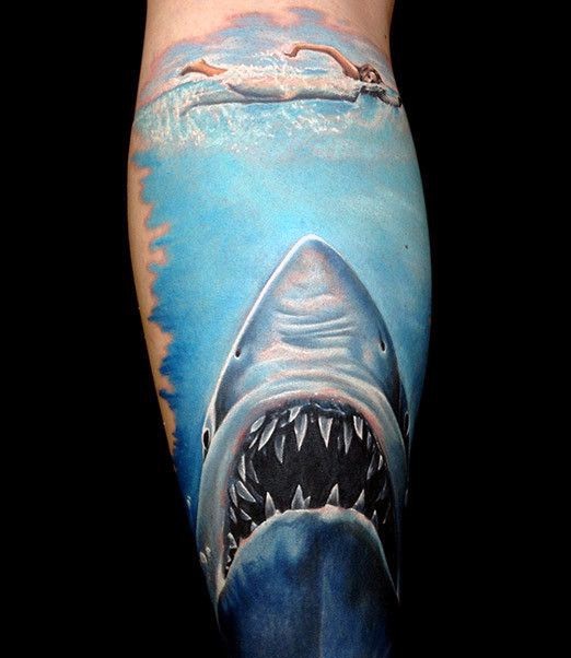 腿部现实主义风格的彩色鲨鱼纹身图案