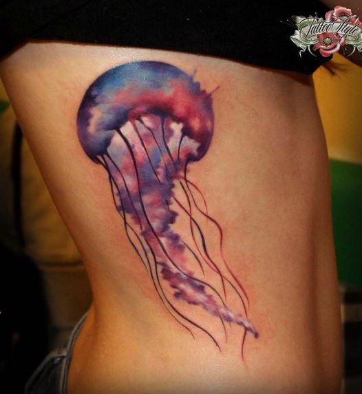 腰侧彩色可爱的水母纹身图片