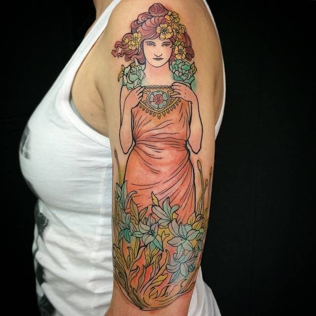肩部彩色风格的妇女与花纹身图案