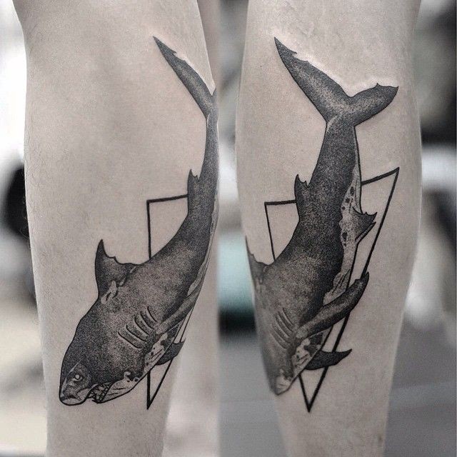 腿部灰色奇妙的点画风格大鲨鱼纹身