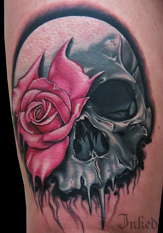手腕彩色骷髅与粉红玫瑰纹身图案