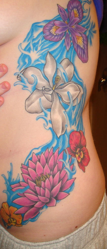 女性腰侧彩色莲花纹身图案