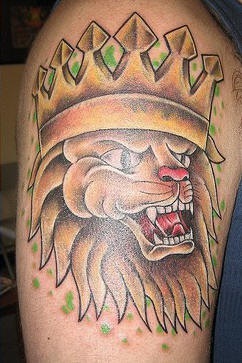 肩部彩色愤怒的狮子头纹身图案