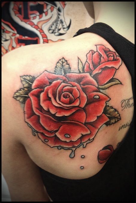 女性肩部彩色红玫瑰纹身图案