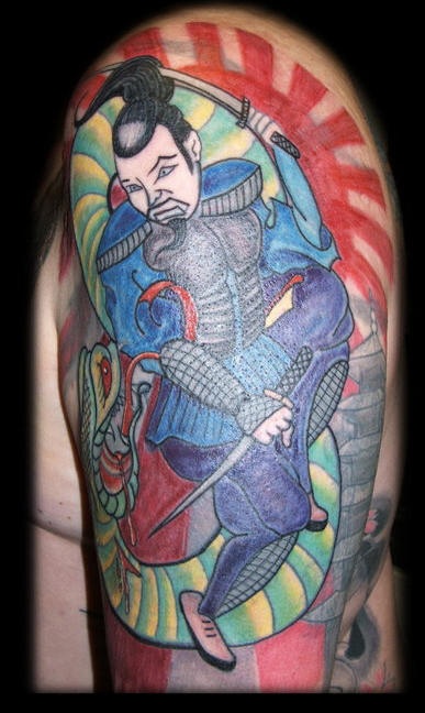 肩部彩色日本武士与蛇纹身图案
