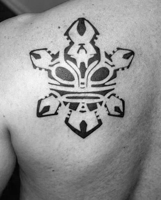 肩部波利尼西亚乌龟图腾纹身图案